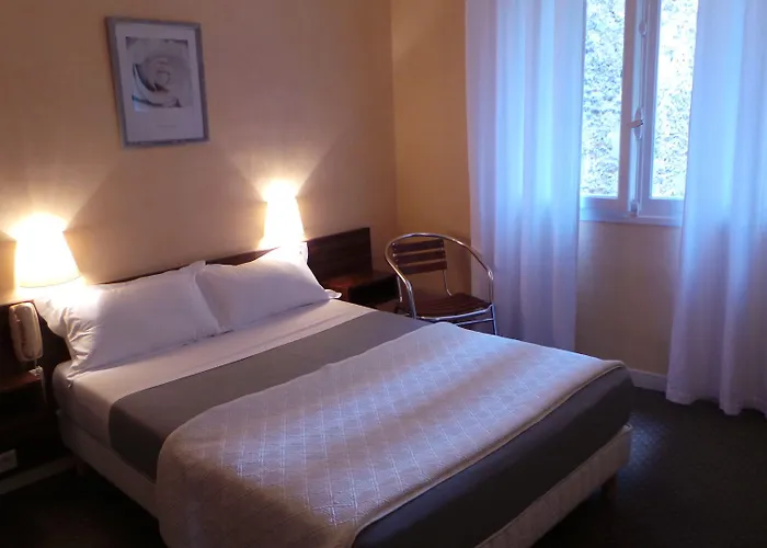 Otel Le Cambronne 2*