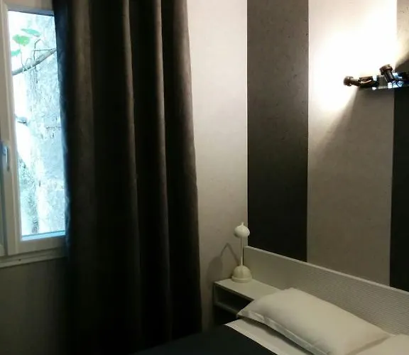 Le Cambronne Otel 2*